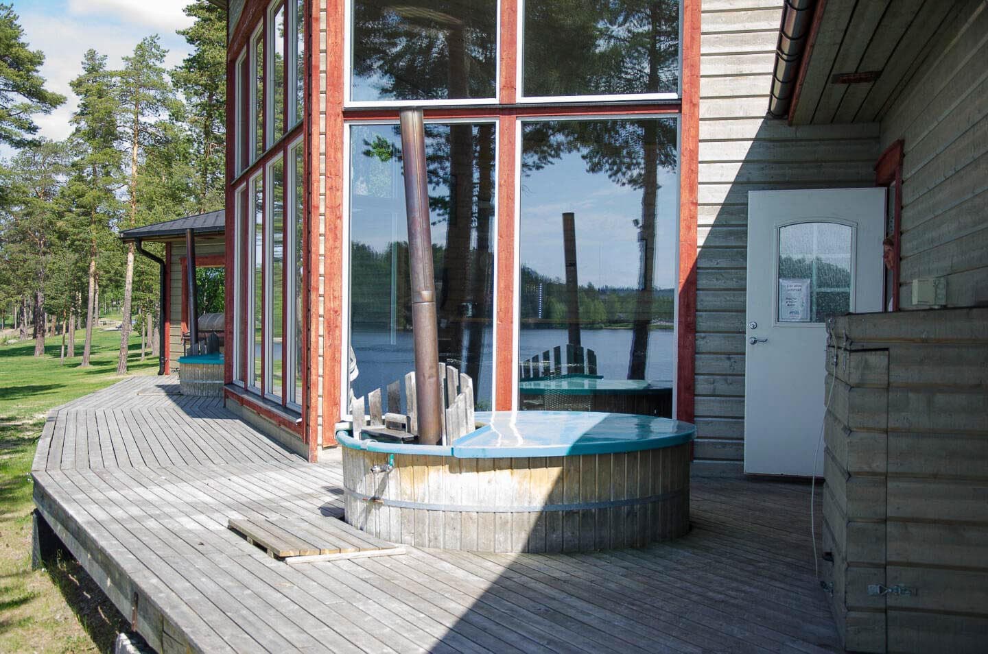 Relaxavdelning med badtunna och bastu i Lycksele.