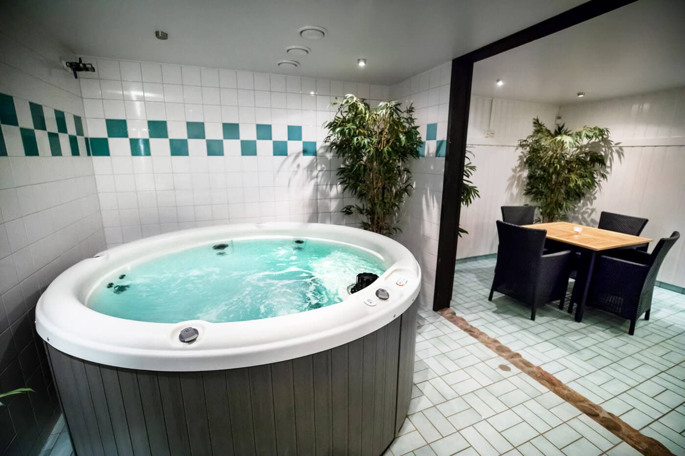 Relaxavdelning, pool och bastu i Örebro.