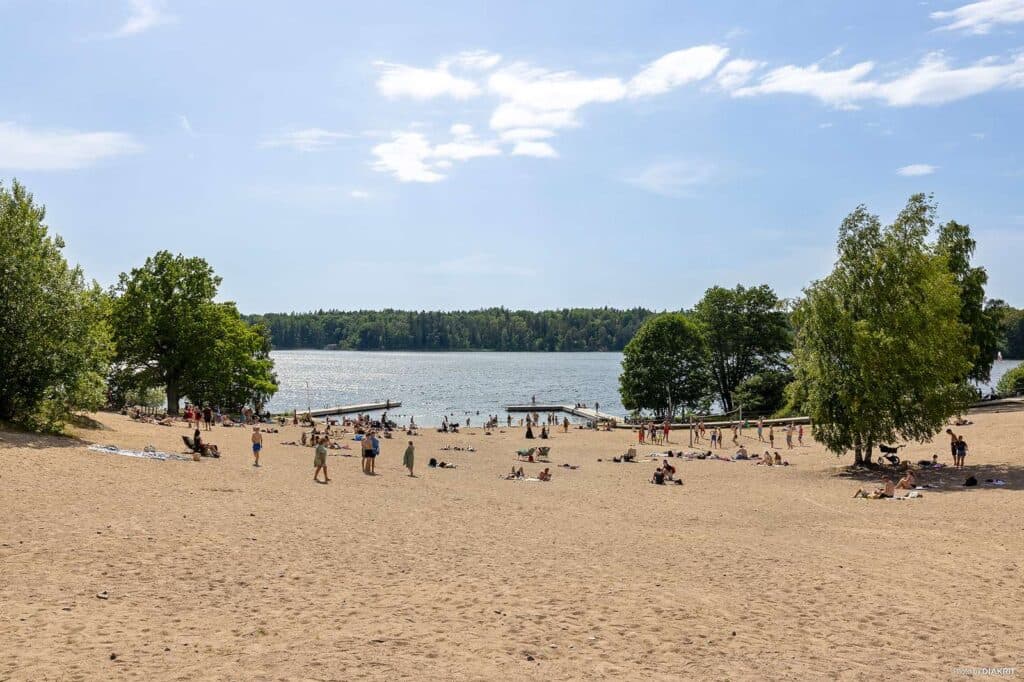 City Stockholm camping bild från stranden med massa människor som badar unedr sommaren.