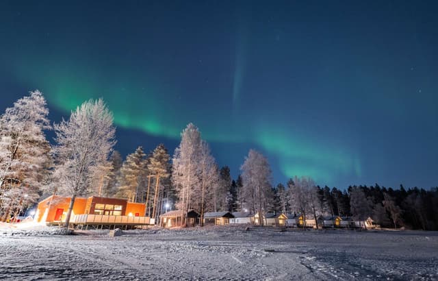 Norrsken över restaurangen på campingområdet arcus - luleå