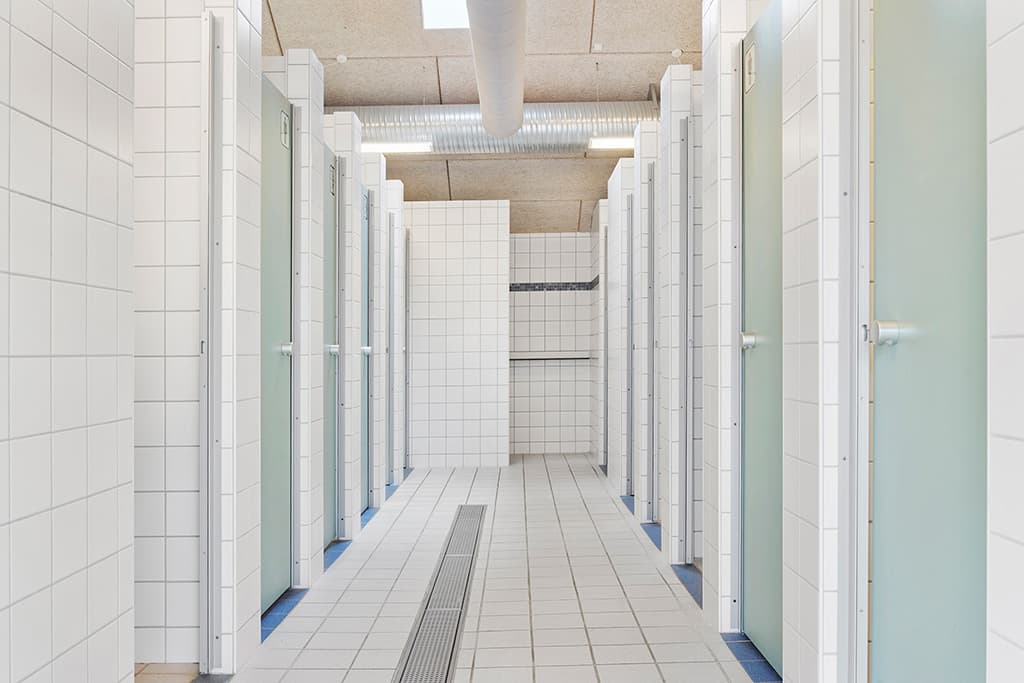 Clean and well-maintained service building with family bathrooms at First Camp Frigård