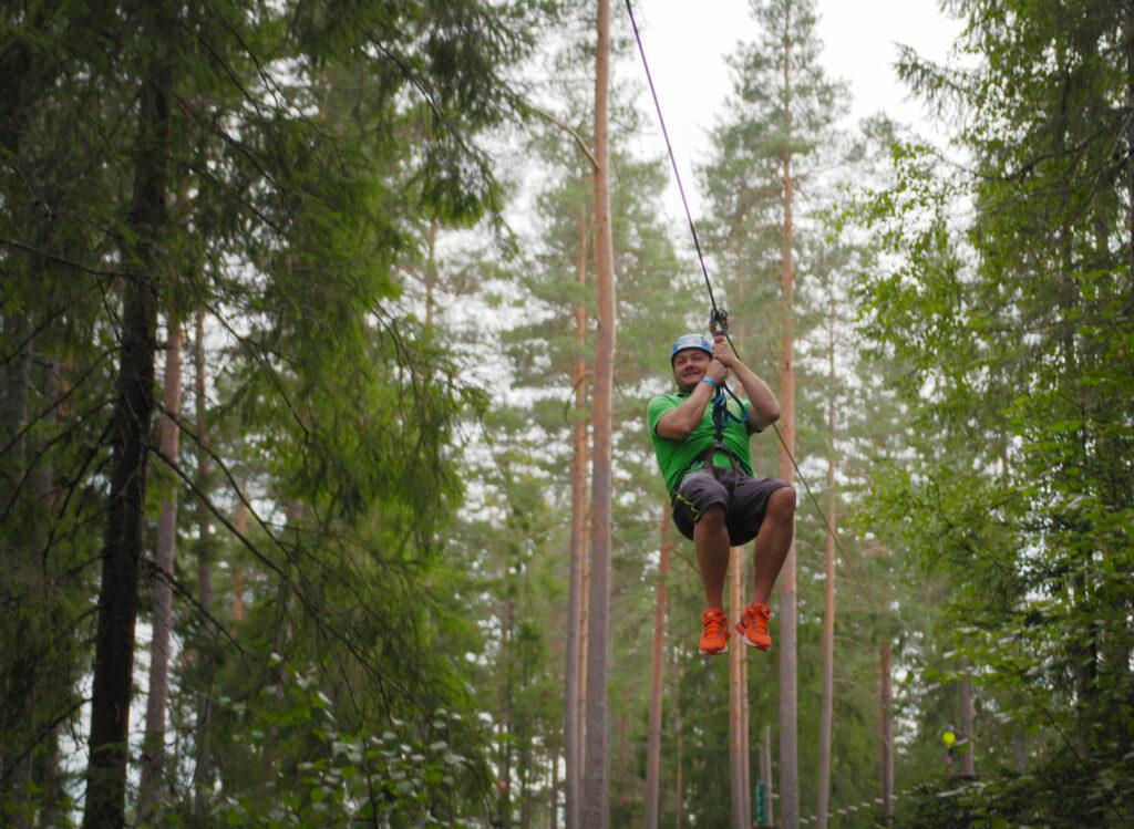 Zipline-Hoyt-og-Lavt-klatrepark