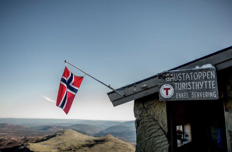 Gaustatoppen tourist cabin with Norwegian flag