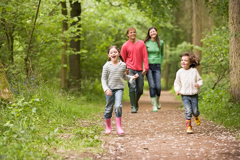 Tur i skogen med familie