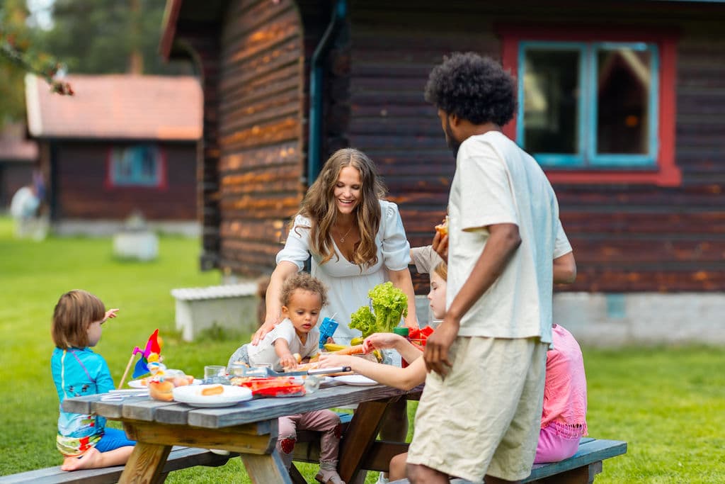 Familj i stuga på Orsa - Dalarna.