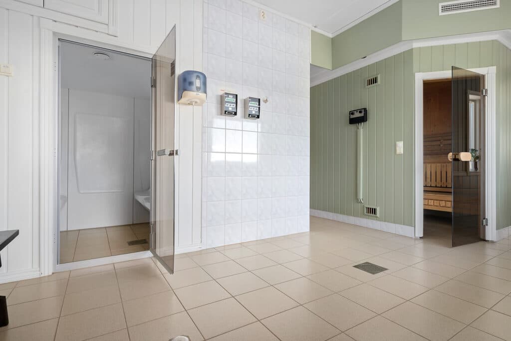 Well-equipped service building with kitchen and laundry facilities