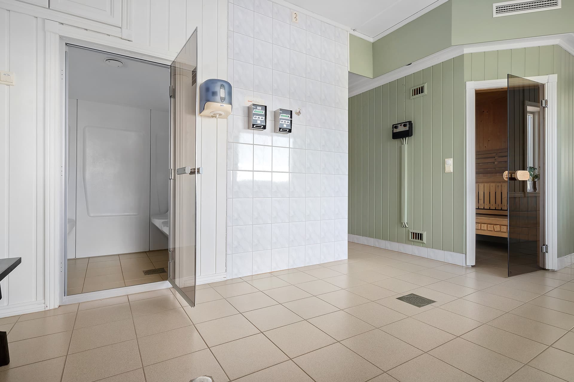 Well-equipped service building with kitchen and laundry facilities