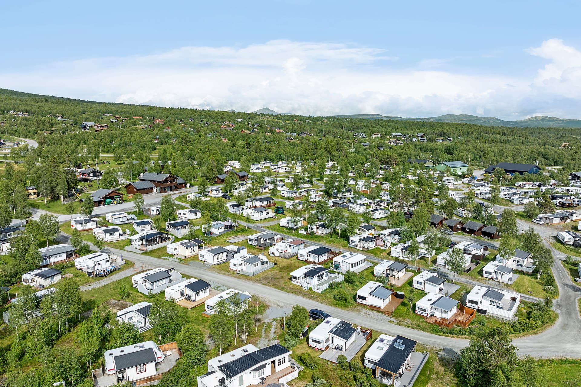 Seasonal pitch in Beitostølen with caravan in scenic mountain surroundings