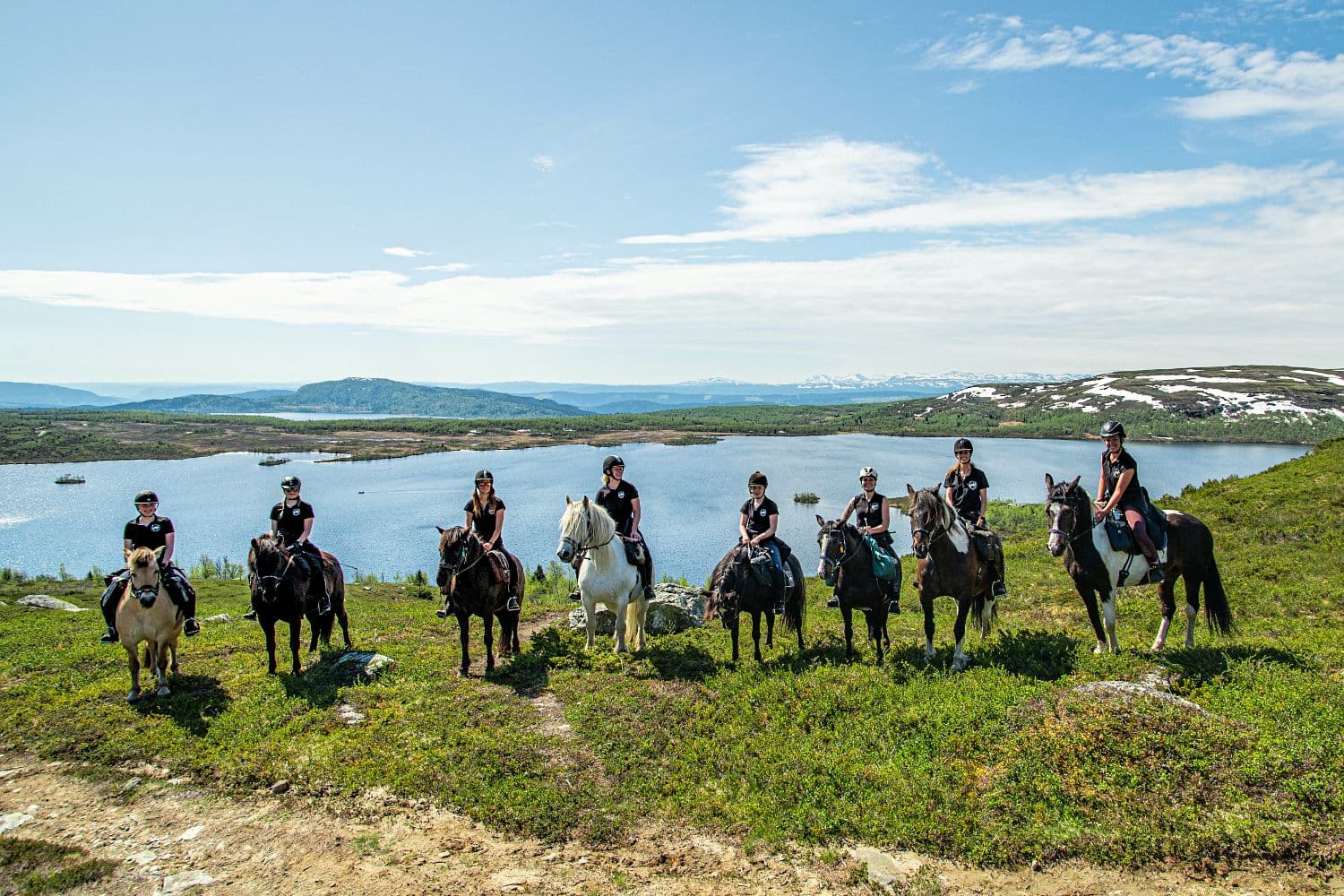 Horseback riding in the mountains near Beitostølen with views of valleys and nature