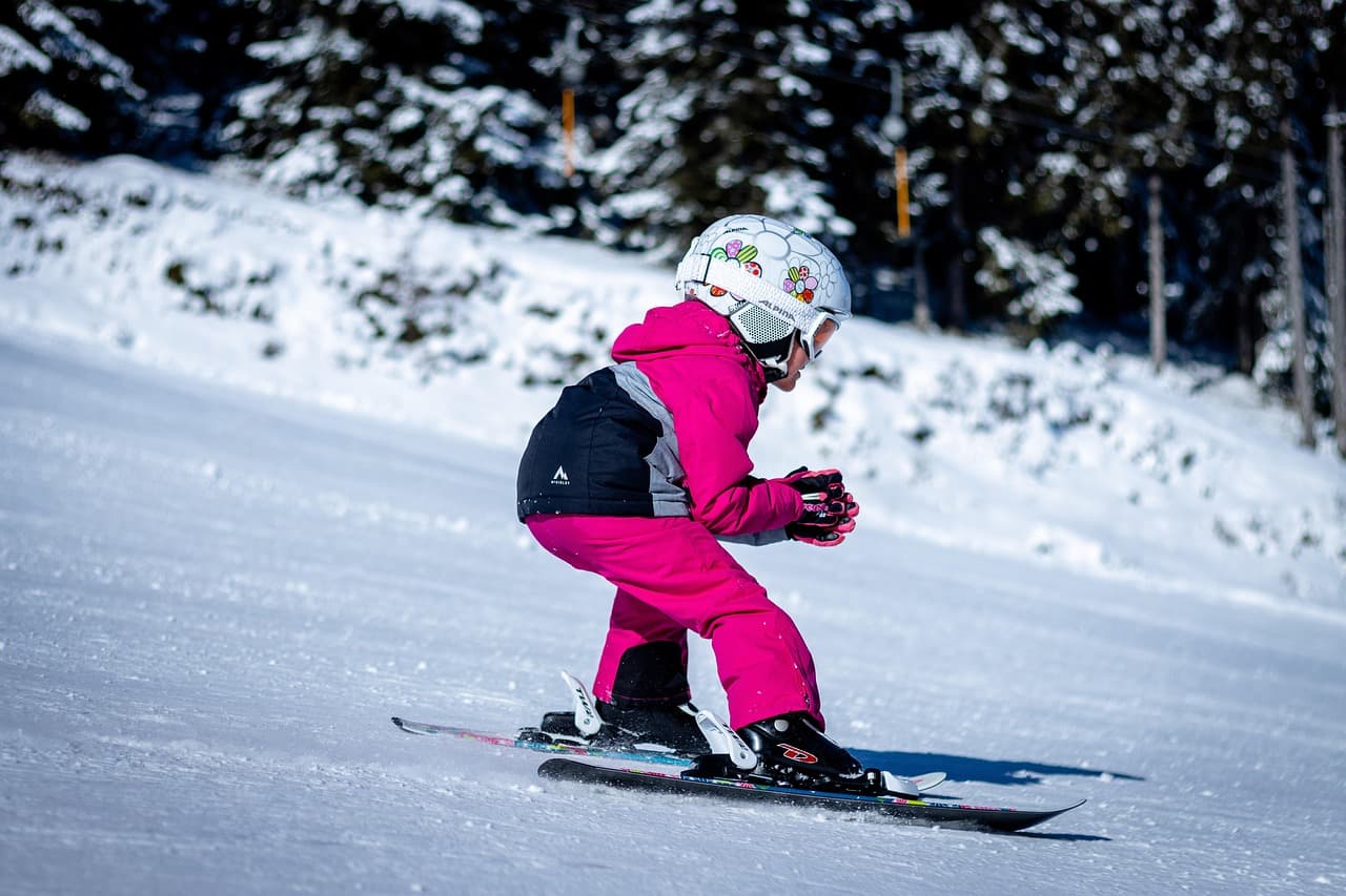Skiers on slopes in Beitostølen with views of snow-covered mountains