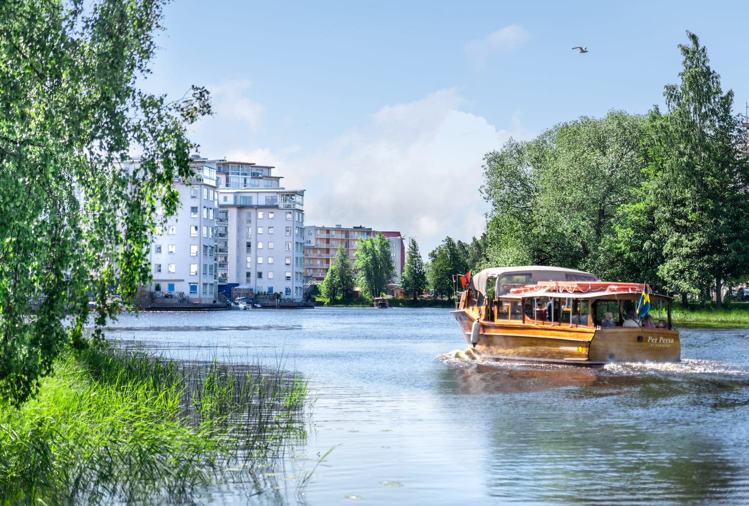 Båtbuss som åker över inre hamn i Karlstad i närheten av First Camp Skutberget.