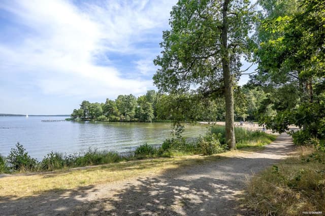 Vandringled/promenadstig precis intill Mälaren och naturen