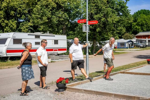 Människor som står och spelar boule på campingen Våästerås Mälaren