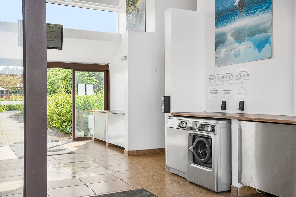 Laundry facilities with washing machines and dryers at Hasmark Strand