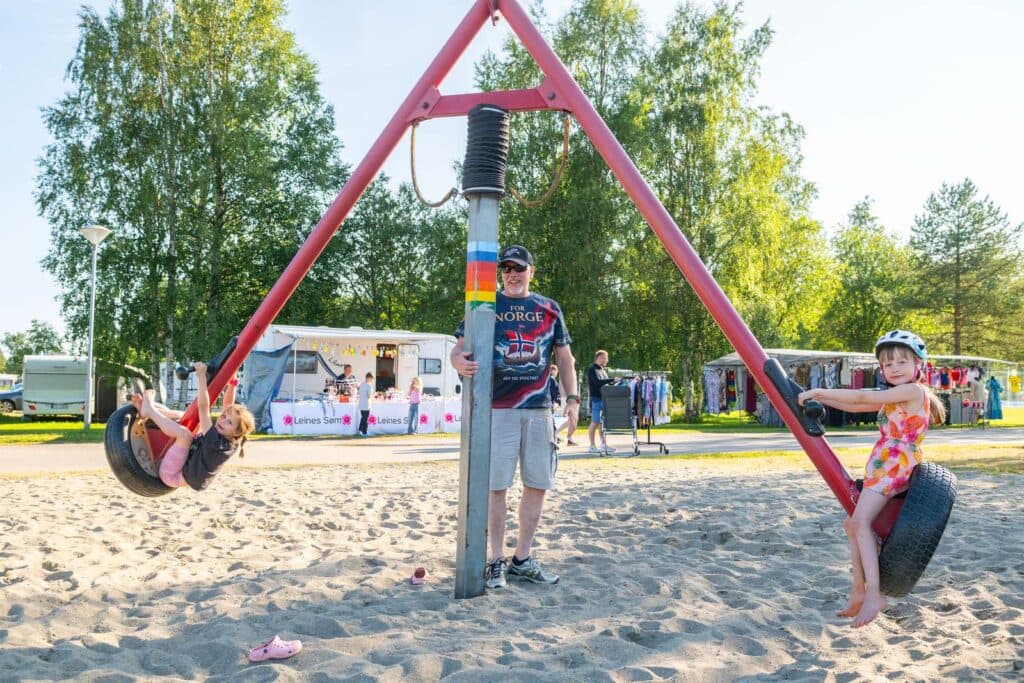 Gungor och lekplats bland träden på Nydala Umeå camping