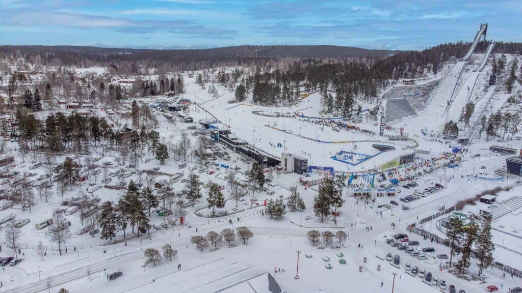 Snöklädd campingplats på First Camp Lugnet Falun