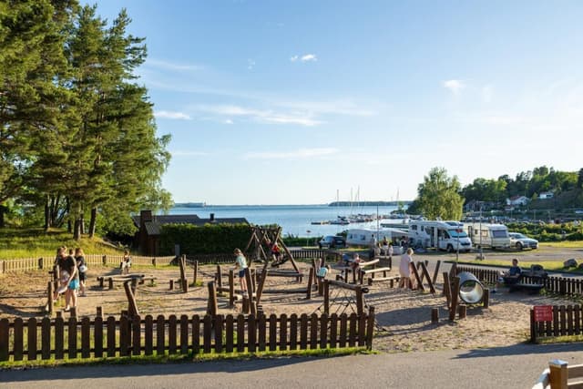 First Camp Kolmården – Norrköping – camping nära djurpark och Bråviken med stugor och naturnära upplevelser.