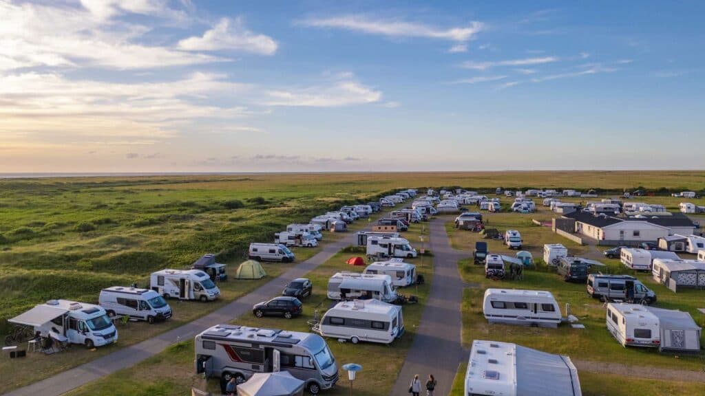 Campingområde med husvagnar och husbilar vid Lakolk