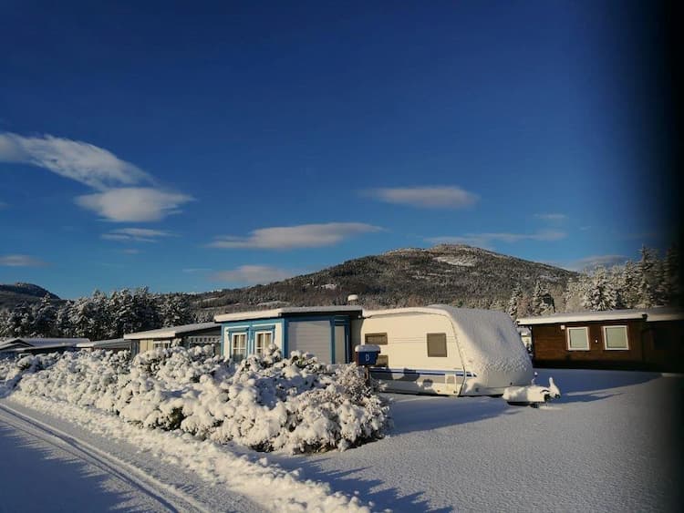 Campingvogn i snødekt vinterlandskap med Lifjell i bakgrunn, Bø - Telemark