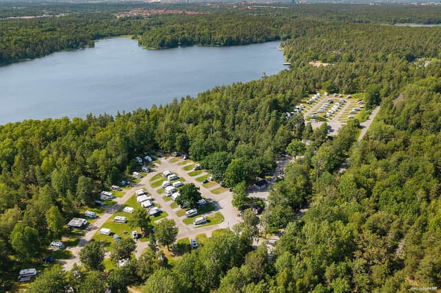 City Stockholm drönarbild över campingen med natur, hav och husvagnar