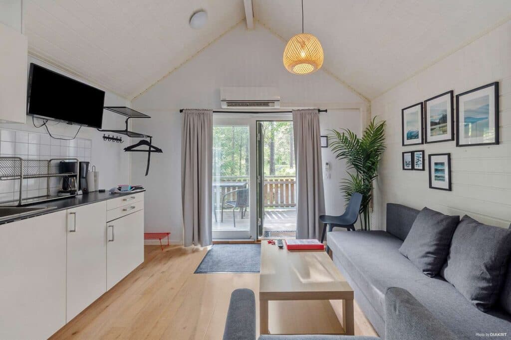 City Stockyholm Skarpnäckstuga 2026 interiör bild på allrummet med soffa och tv