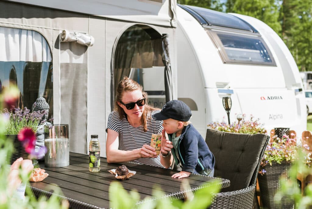 Barnfamilj på camping på First Camp Duse Udde - Säffle