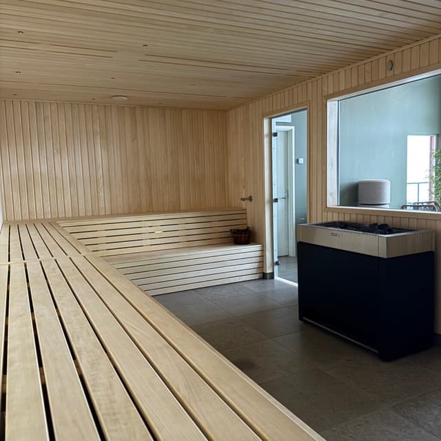 Bastu och relaxavdelning med utsikt över havet på First Camp Arcus - Luleå