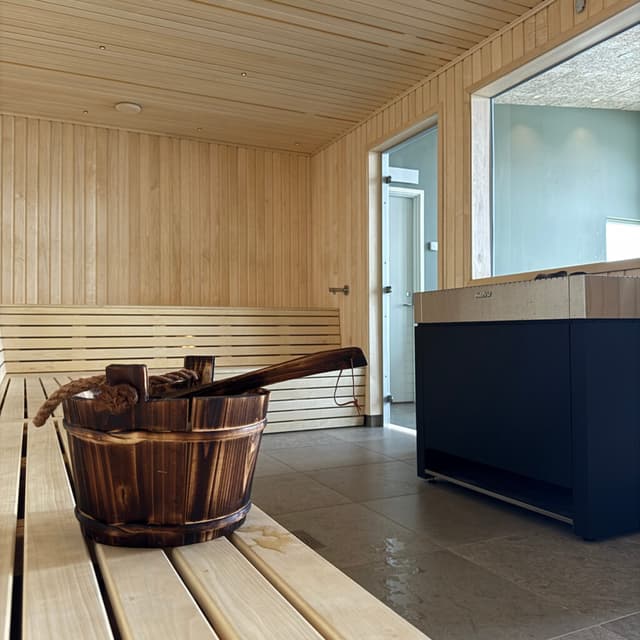 Bastu och relaxavdelning med utsikt över havet på First Camp Arcus - Luleå