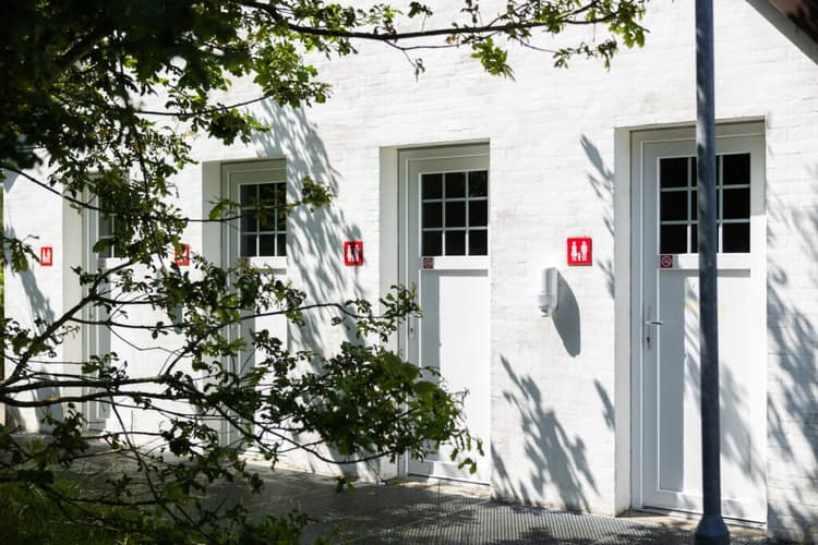 Service building with showers and kitchen at First Camp Klim Strand – Nordvestkysten