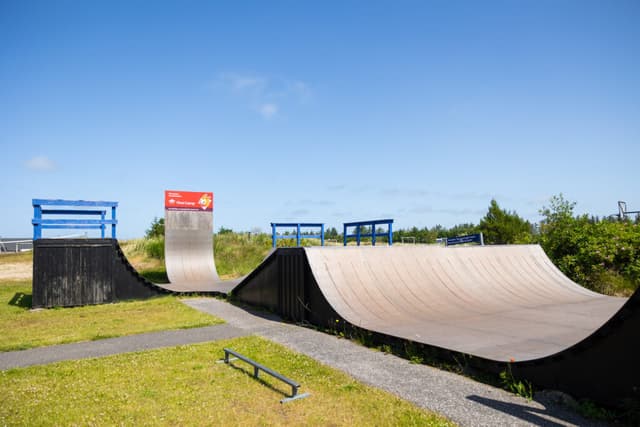 First Camp Klim Strand – camping ved stranden på Nordvestkysten med badeland og overnatning i hytter.