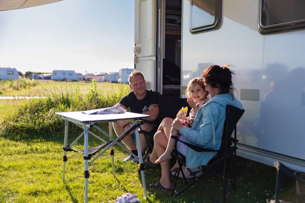 Familie hygger sig i forteltet på Lakolk Strand – Rømø camping