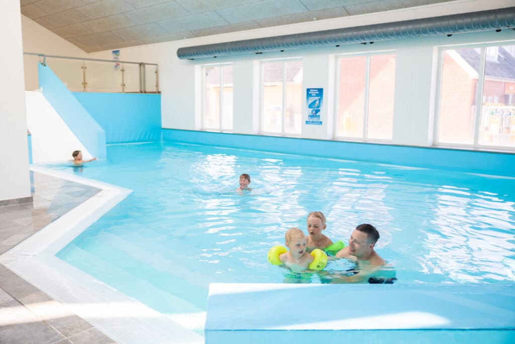 Far og søn i badeland ved camping i Skagen