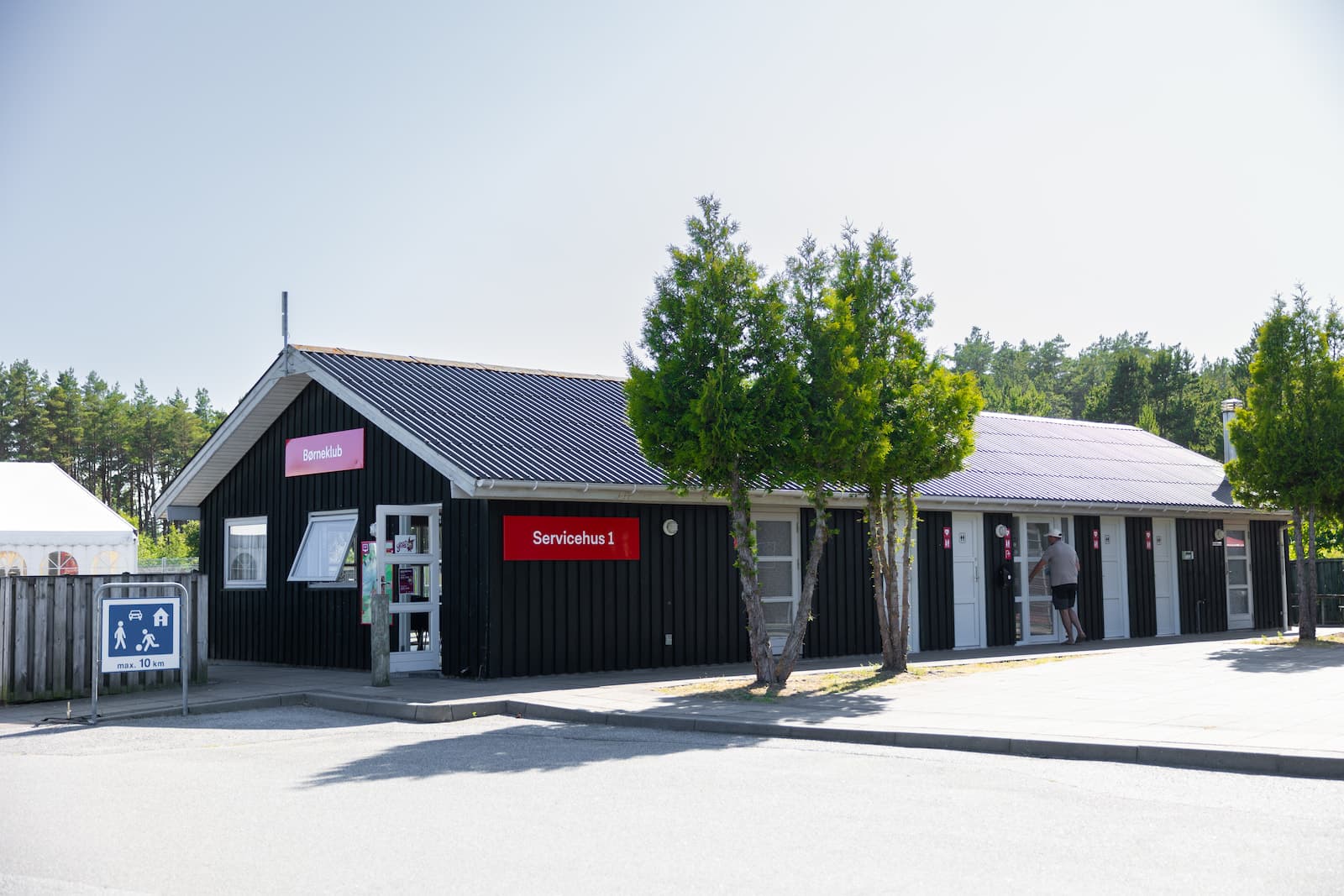 Camping service building in Skagen with toilets and shared facilities