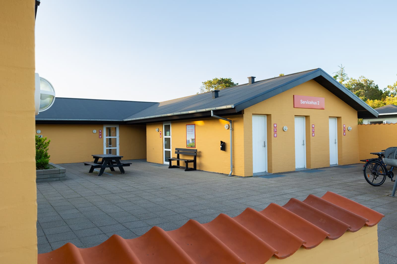 Service building with showers and kitchen at a campsite in Skagen