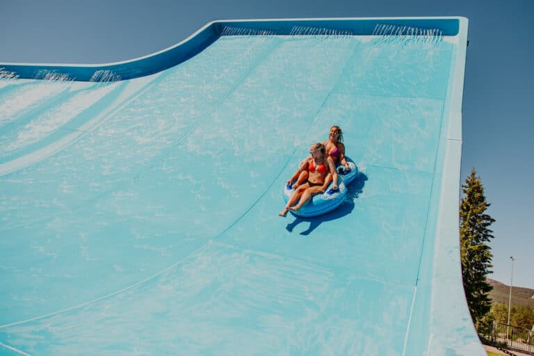 Halfpipe - två som åker i en badring