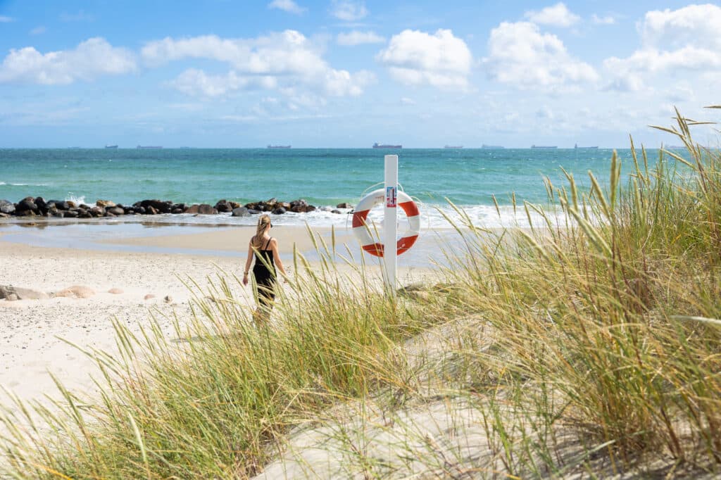 Sandstrand vid Grenen Strand i Skagen med utsikt över havet