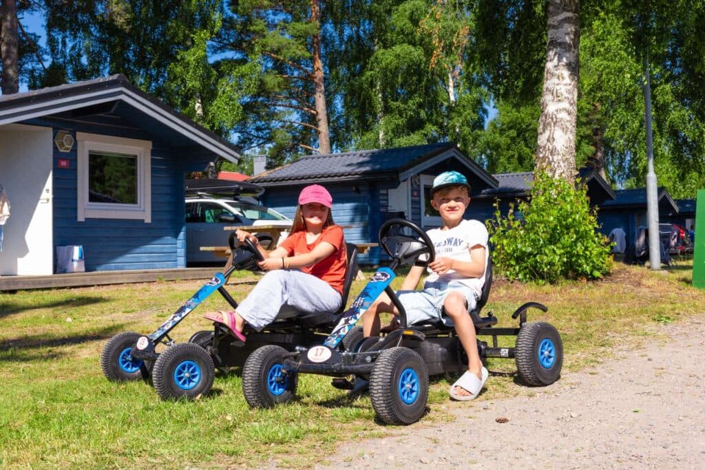 Barn som åker trampbil inne på Skara Sommarland camping