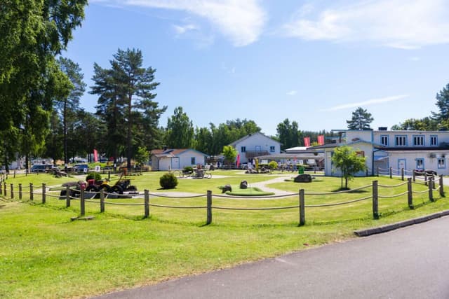 Överblick över minigolfen på Skara Sommarland camping