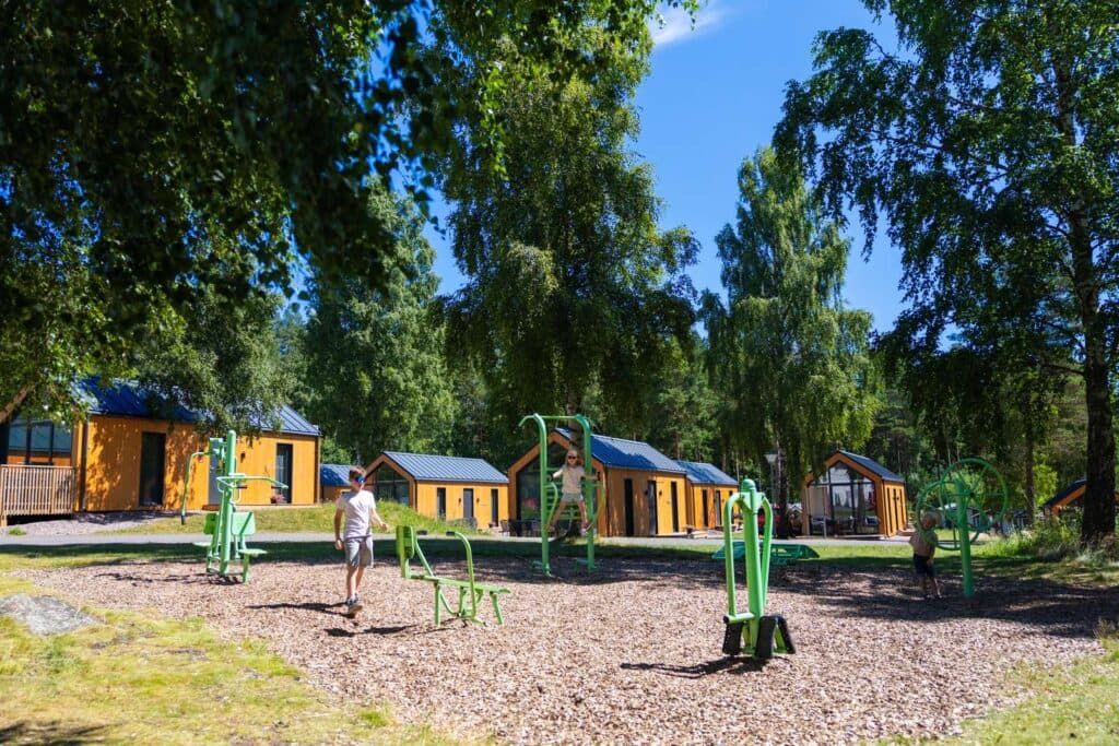 Stugor och utegym på Skara Sommarland camping