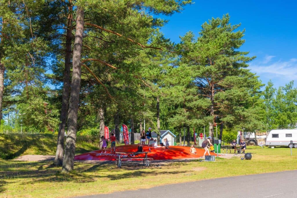 Barn som hoppar på hoppkudden inne på Skara Sommarland camping