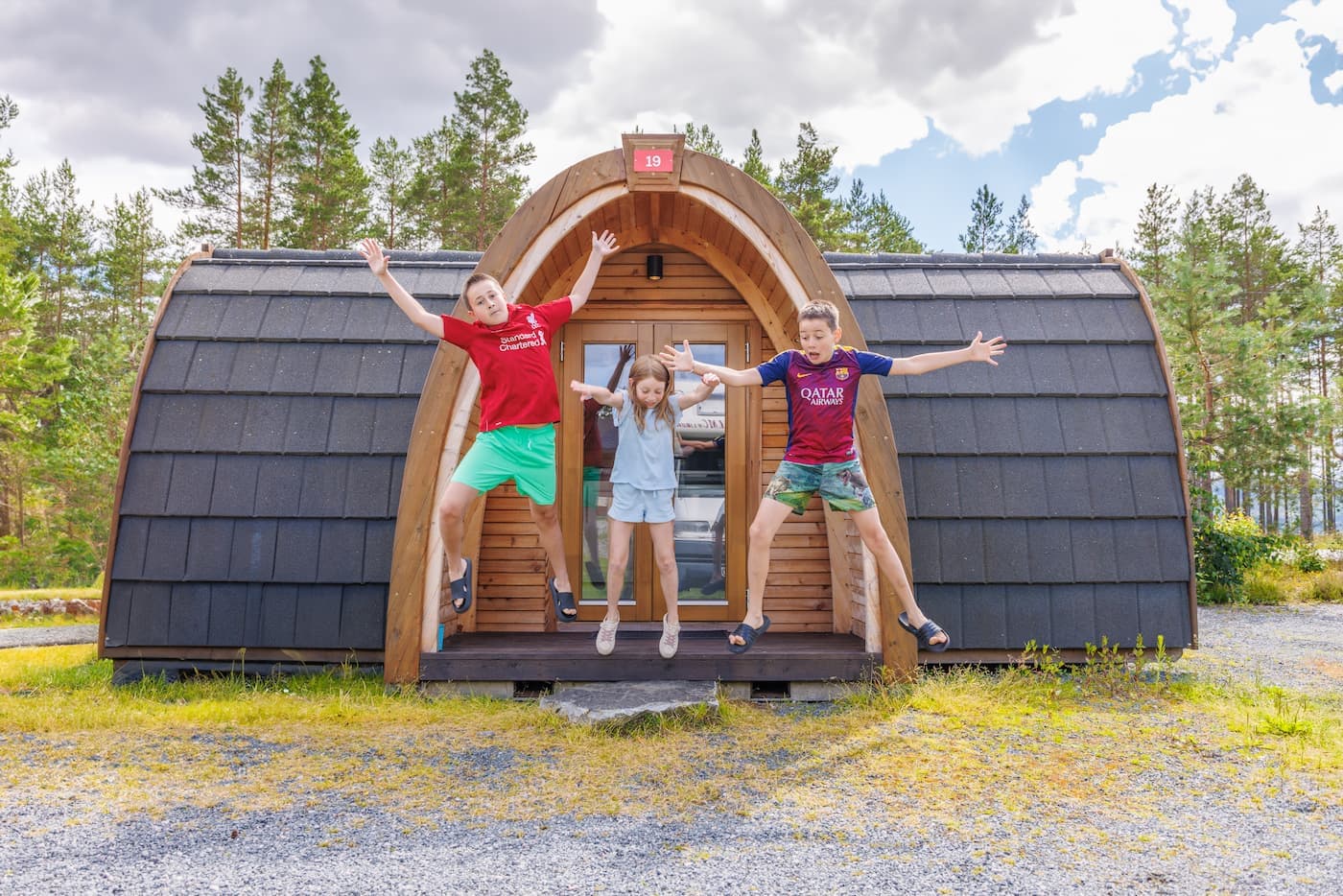 Glada barn i barnklubb på campingen