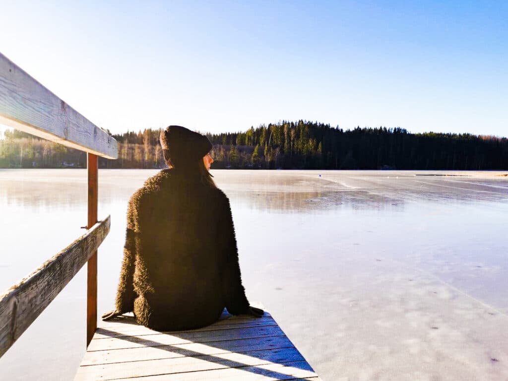 Gäster på campingen Sommarvik som njuter av vinterpromenad.