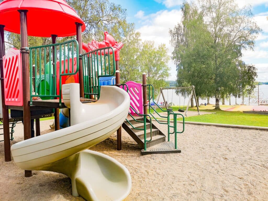 Lekplats vid vattnet på campingplatsen Haganäset i Charlottenberg