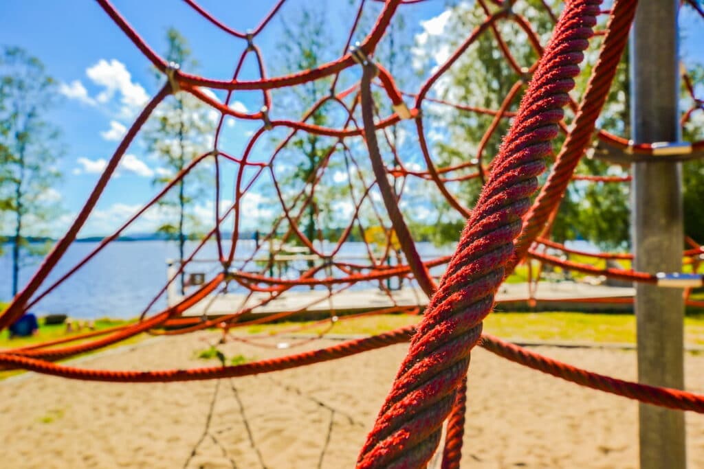 Lekplats vid vattnet på campingplatsen Haganäset i Charlottenberg
