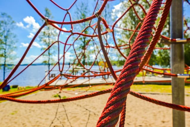 Lekplats vid vattnet på campingplatsen Haganäset i Charlottenberg