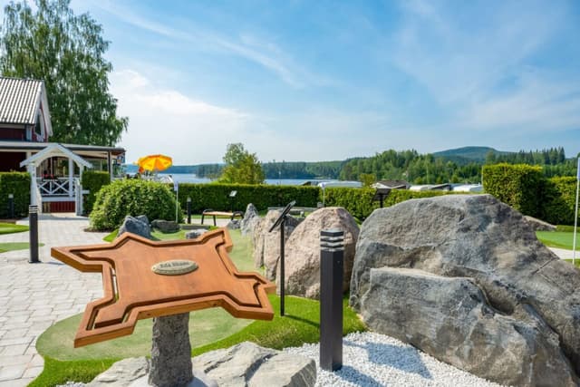 Närbild på minigolfbanan vid campingen Haganäset i Charlottenberg.