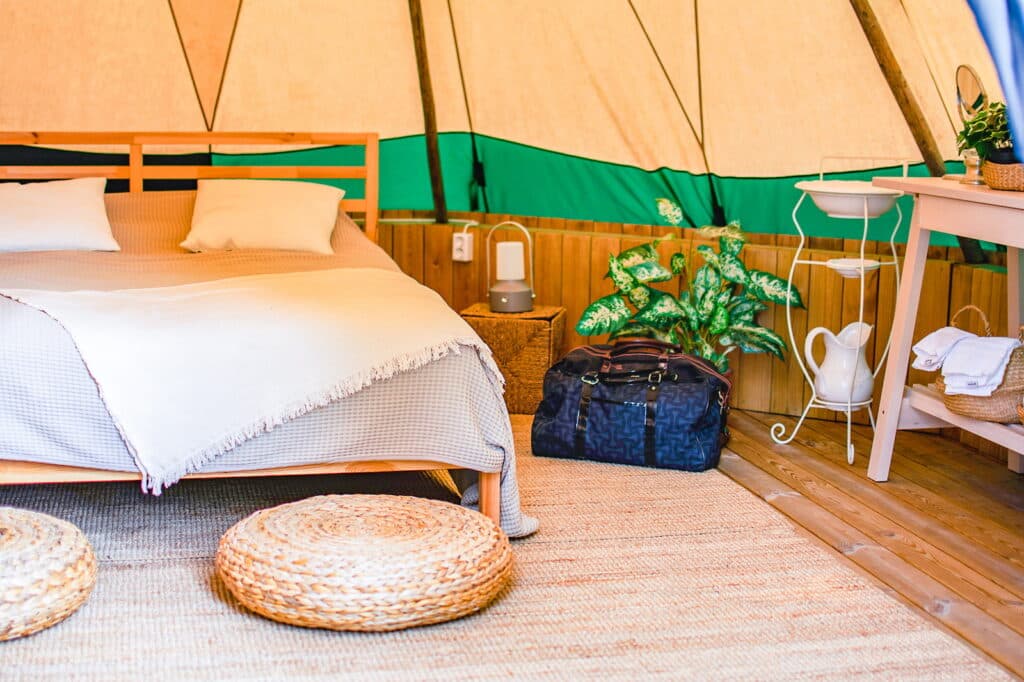 Säng för Glampingtält i naturskön miljö, på Sommarvik i Värmland.