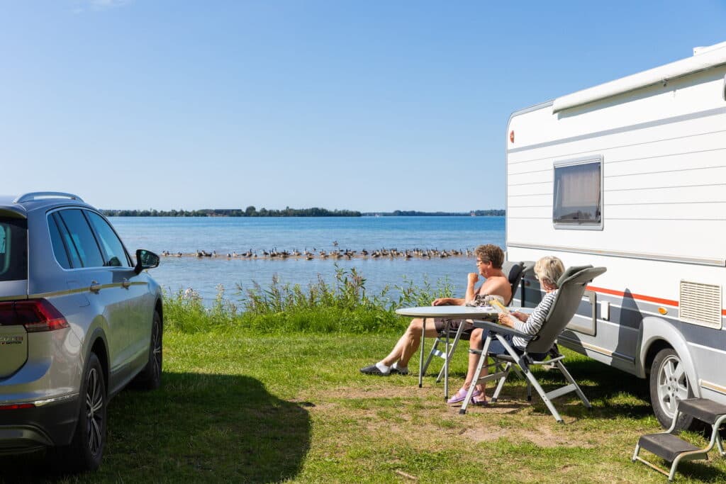 Campingtomt med sjöutsikt på First Camp Vadstena - Vättern