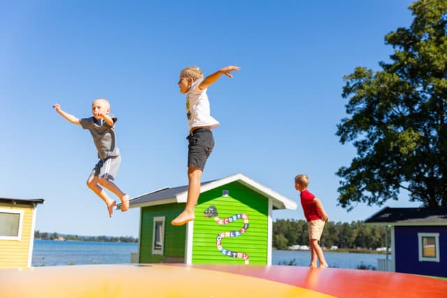 Sommarlek på hoppkudde på First Camp Vadstena - Vättern