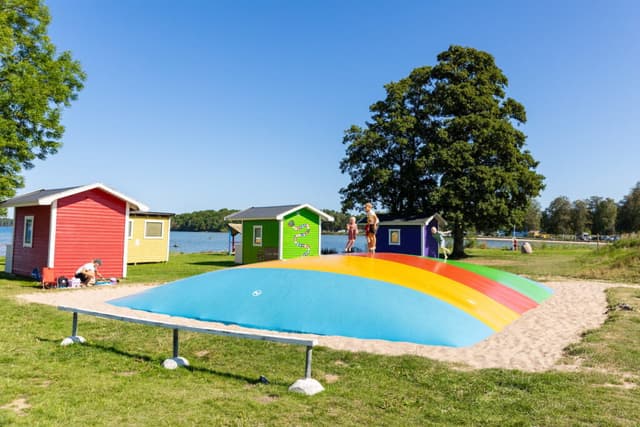 Barn hoppar på hoppkudde på First Camp Vadstena - Vättern